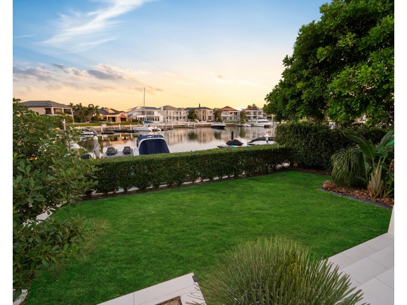 6 Queen Guineveres Place, Sovereign Islands QLD 4216