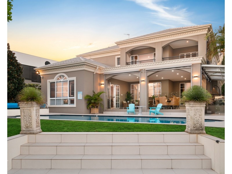 6 Queen Guineveres Place, Sovereign Islands QLD 4216