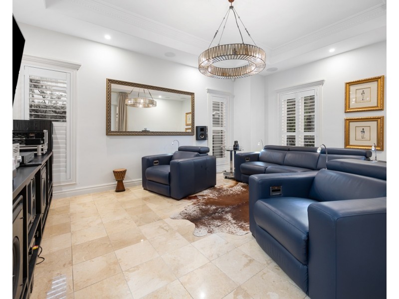 6 Queen Guineveres Place, Sovereign Islands QLD 4216