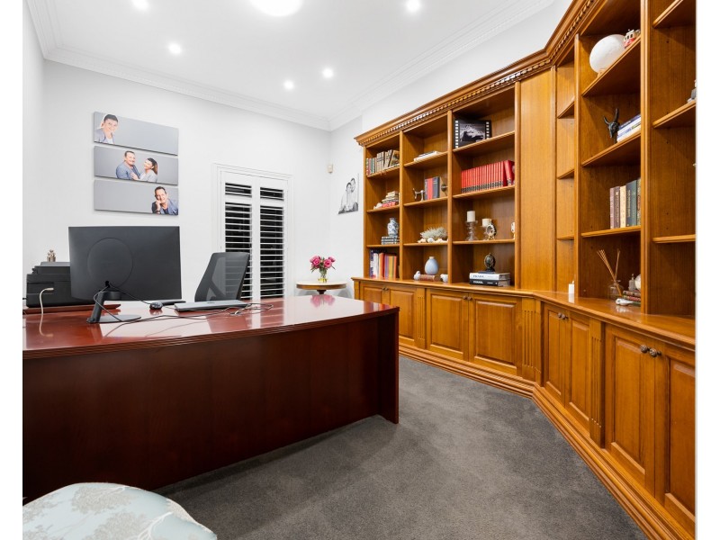 6 Queen Guineveres Place, Sovereign Islands QLD 4216