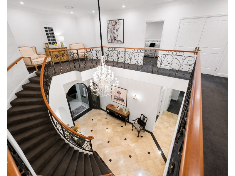 6 Queen Guineveres Place, Sovereign Islands QLD 4216