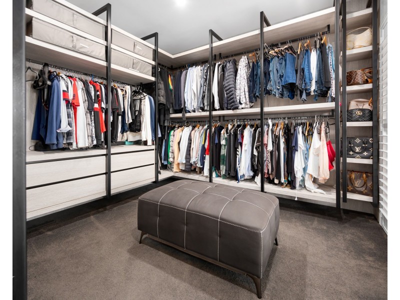 6 Queen Guineveres Place, Sovereign Islands QLD 4216