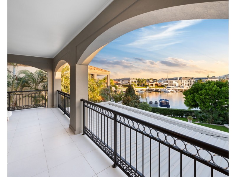 6 Queen Guineveres Place, Sovereign Islands QLD 4216