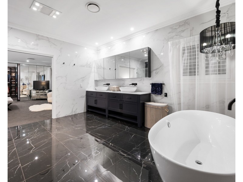 6 Queen Guineveres Place, Sovereign Islands QLD 4216