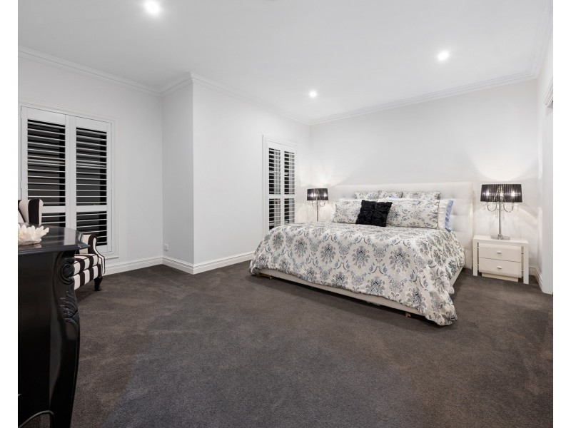 6 Queen Guineveres Place, Sovereign Islands QLD 4216