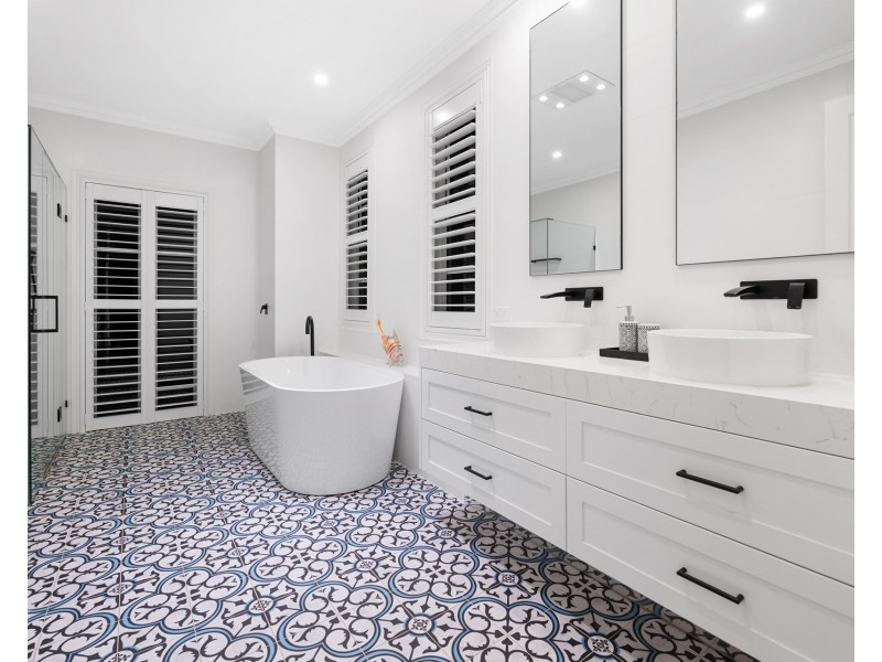 6 Queen Guineveres Place, Sovereign Islands QLD 4216