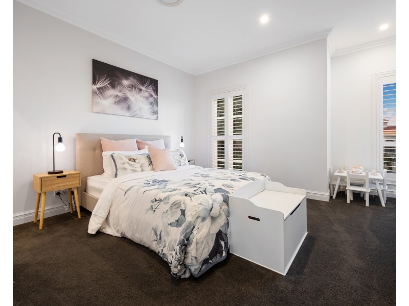 6 Queen Guineveres Place, Sovereign Islands QLD 4216