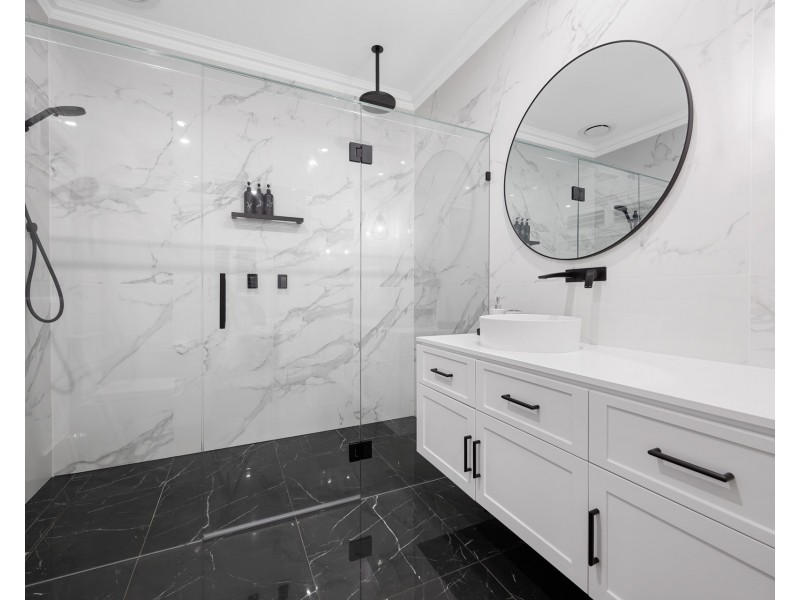 6 Queen Guineveres Place, Sovereign Islands QLD 4216