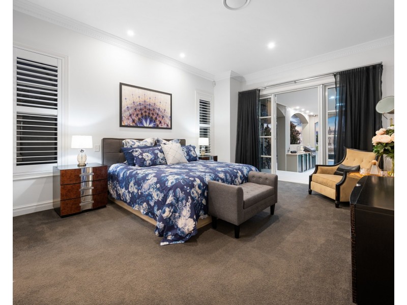 6 Queen Guineveres Place, Sovereign Islands QLD 4216