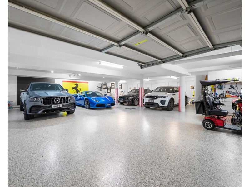 6 Queen Guineveres Place, Sovereign Islands QLD 4216