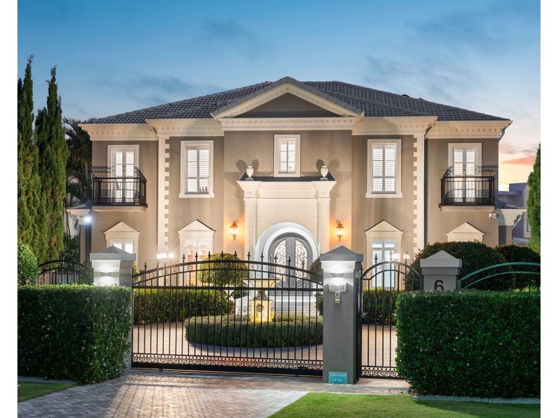 6 Queen Guineveres Place, Sovereign Islands QLD 4216