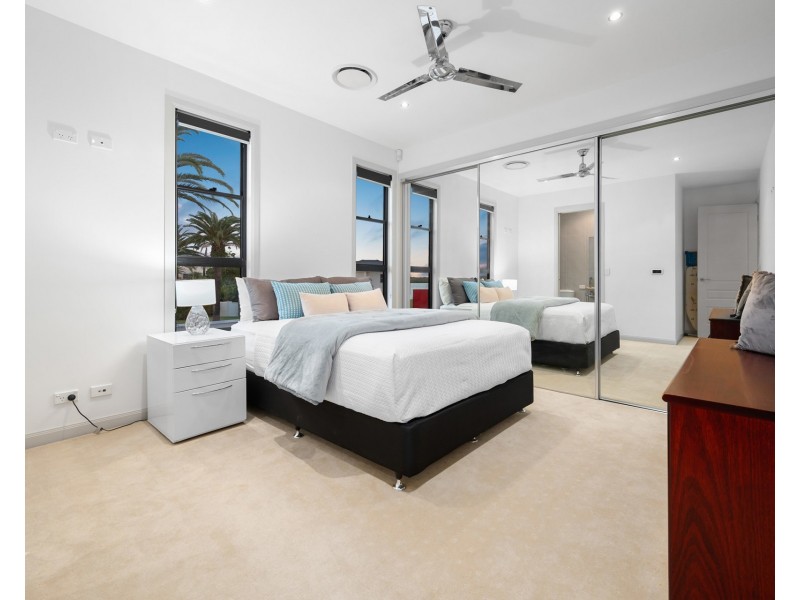 6 Parklane Terrace, Sovereign Islands QLD 4216