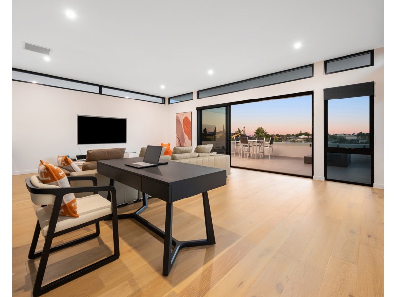 62 Lakeview Boulevard, Mermaid Waters QLD 4218