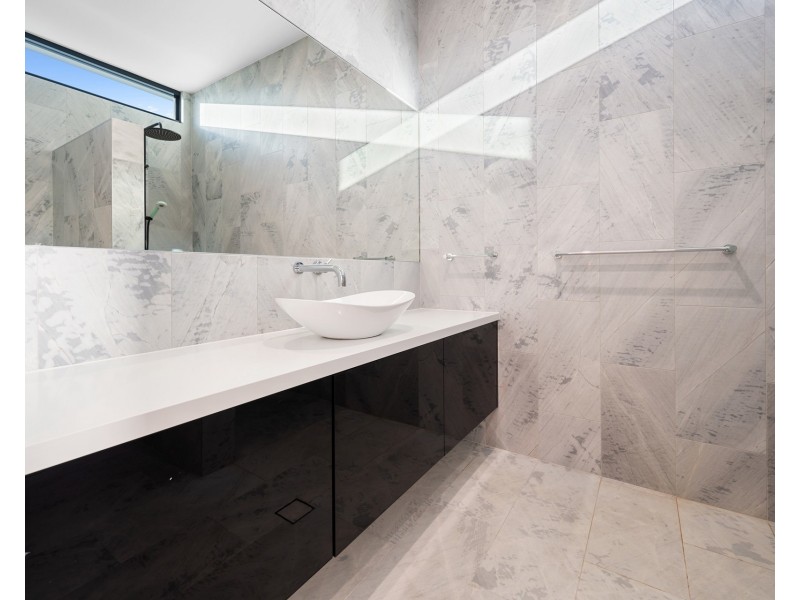 62 Lakeview Boulevard, Mermaid Waters QLD 4218