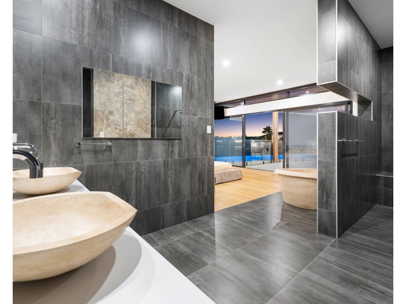 62 Lakeview Boulevard, Mermaid Waters QLD 4218