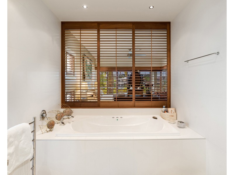 8056 Riverside Drive, Hope Island QLD 4212