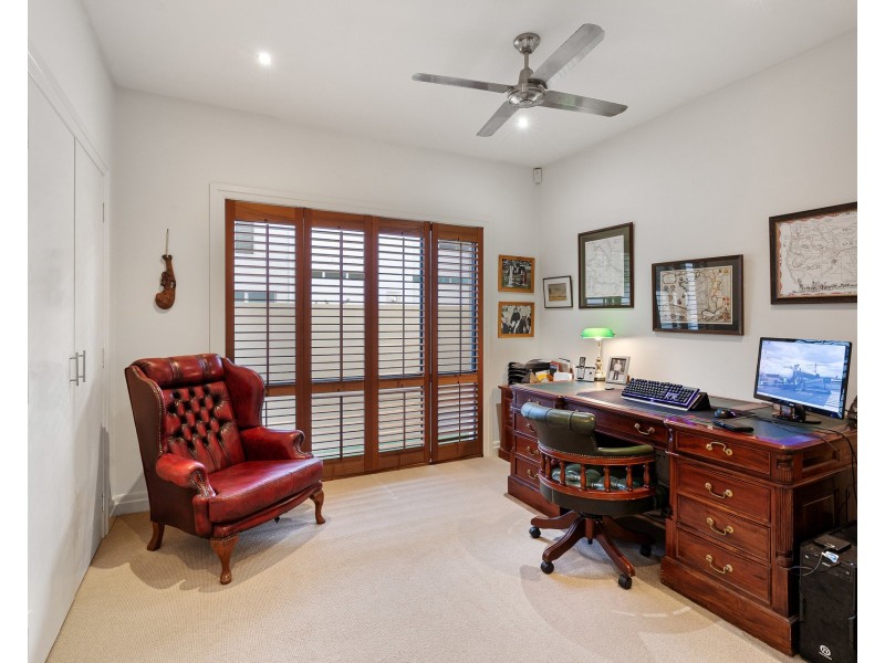 8056 Riverside Drive, Hope Island QLD 4212