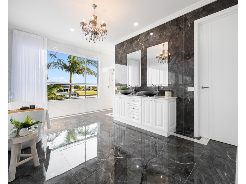 1663 Riverdale Drive, Hope Island QLD 4212