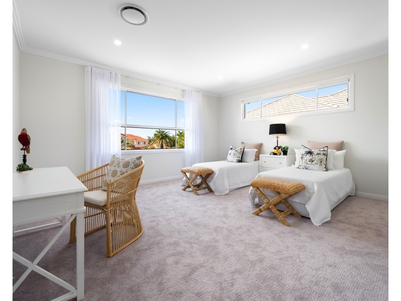 1663 Riverdale Drive, Hope Island QLD 4212