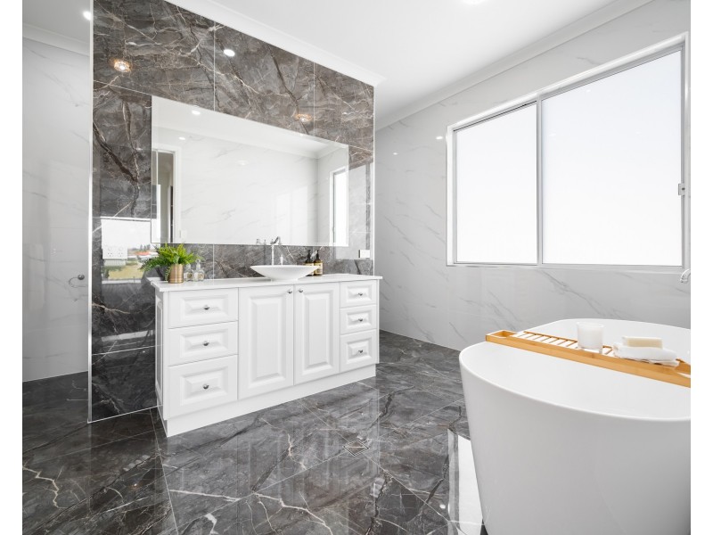 1663 Riverdale Drive, Hope Island QLD 4212