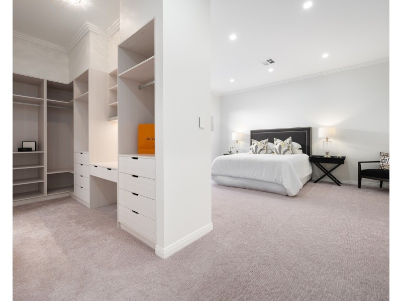 1663 Riverdale Drive, Hope Island QLD 4212