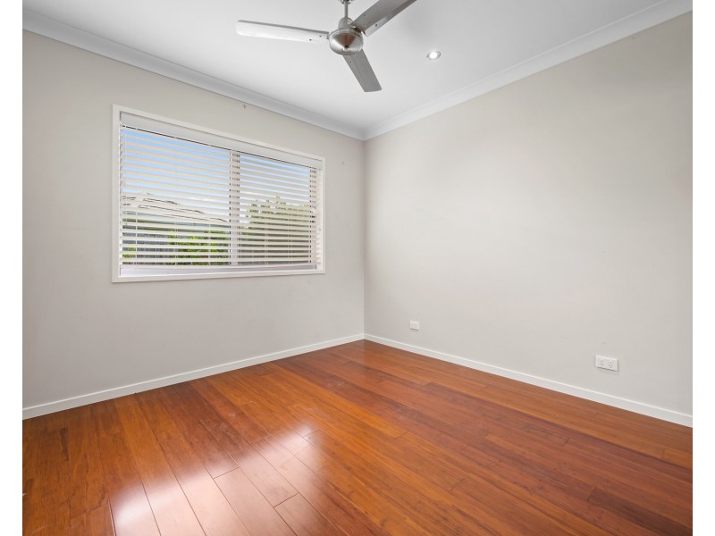 16 Azure Way, Hope Island QLD 4212