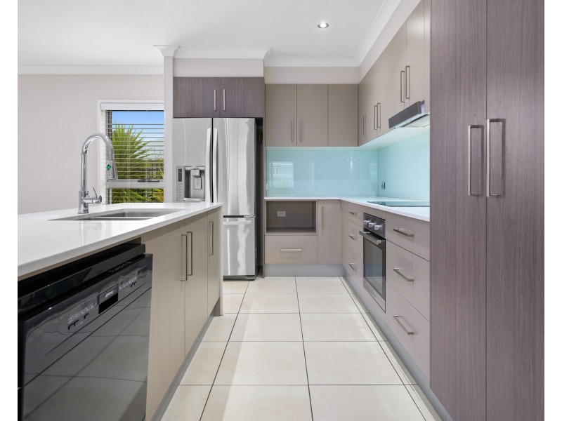 16 Azure Way, Hope Island QLD 4212