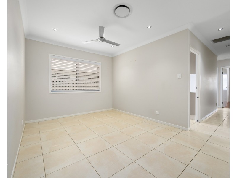 16 Azure Way, Hope Island QLD 4212