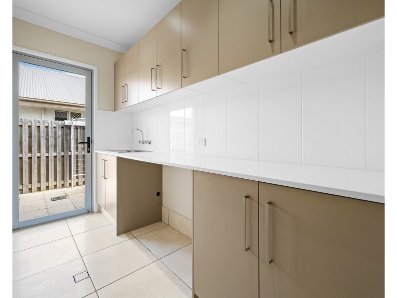 16 Azure Way, Hope Island QLD 4212