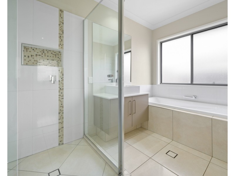 16 Azure Way, Hope Island QLD 4212