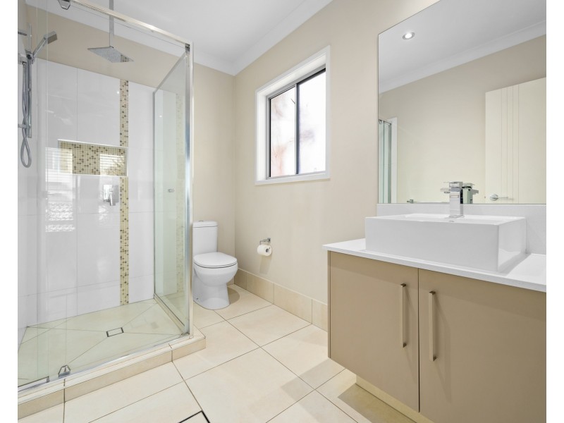 16 Azure Way, Hope Island QLD 4212