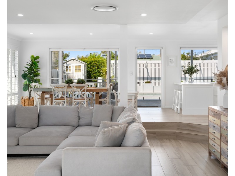 20 Plover Avenue, Paradise Point QLD 4216