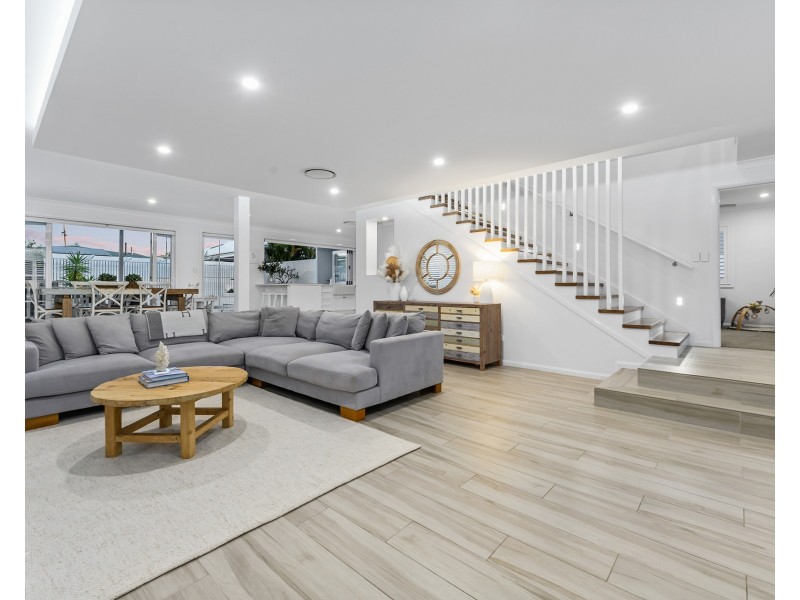 20 Plover Avenue, Paradise Point QLD 4216