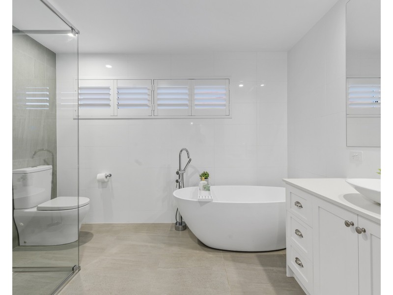 20 Plover Avenue, Paradise Point QLD 4216