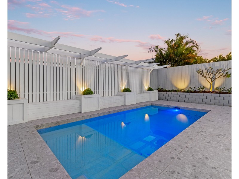 20 Plover Avenue, Paradise Point QLD 4216