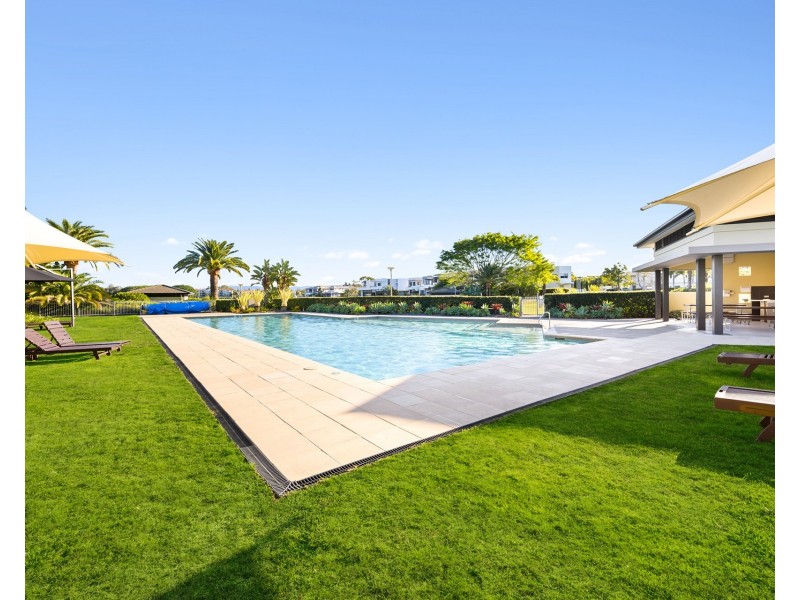 9223 Peter Senior Drive, Hope Island QLD 4212