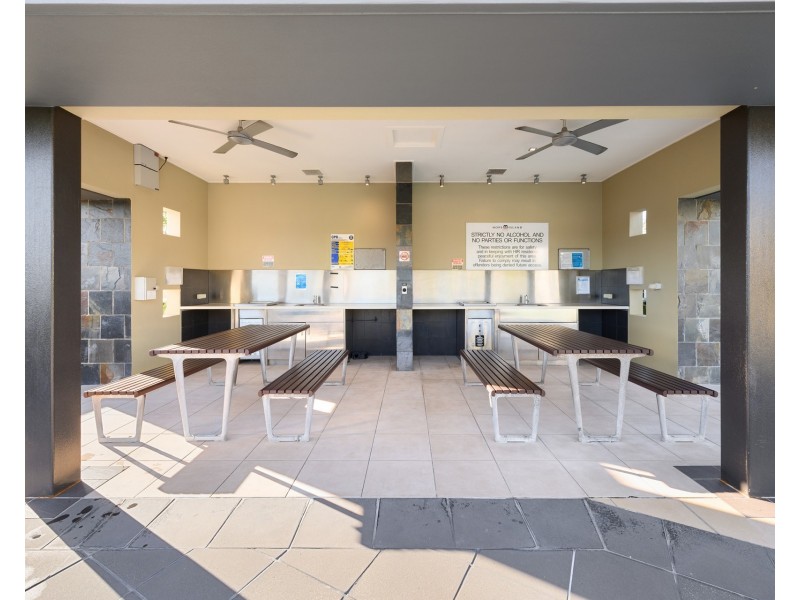 9223 Peter Senior Drive, Hope Island QLD 4212