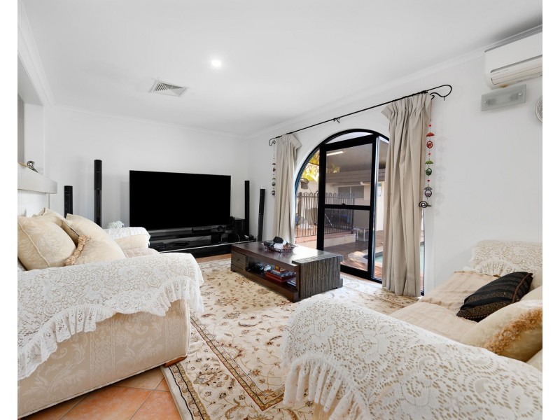 25 Bermuda Street, Broadbeach Waters QLD 4218