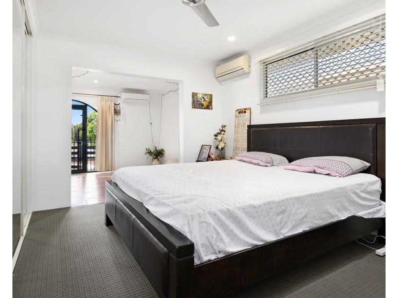 25 Bermuda Street, Broadbeach Waters QLD 4218