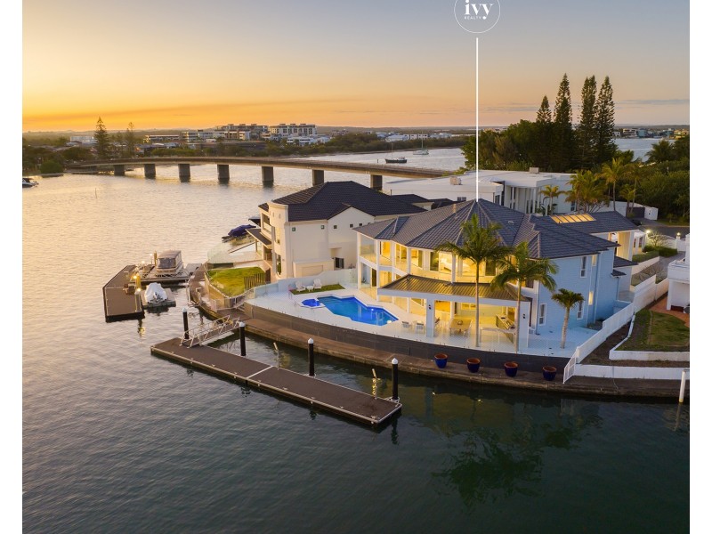 9 Brittanic Crescent, Sovereign Islands QLD 4216