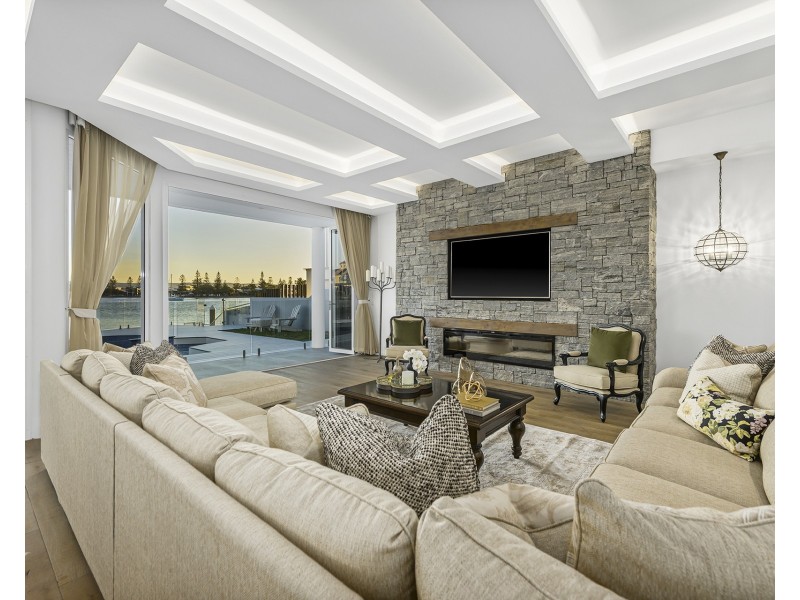 9 Brittanic Crescent, Sovereign Islands QLD 4216