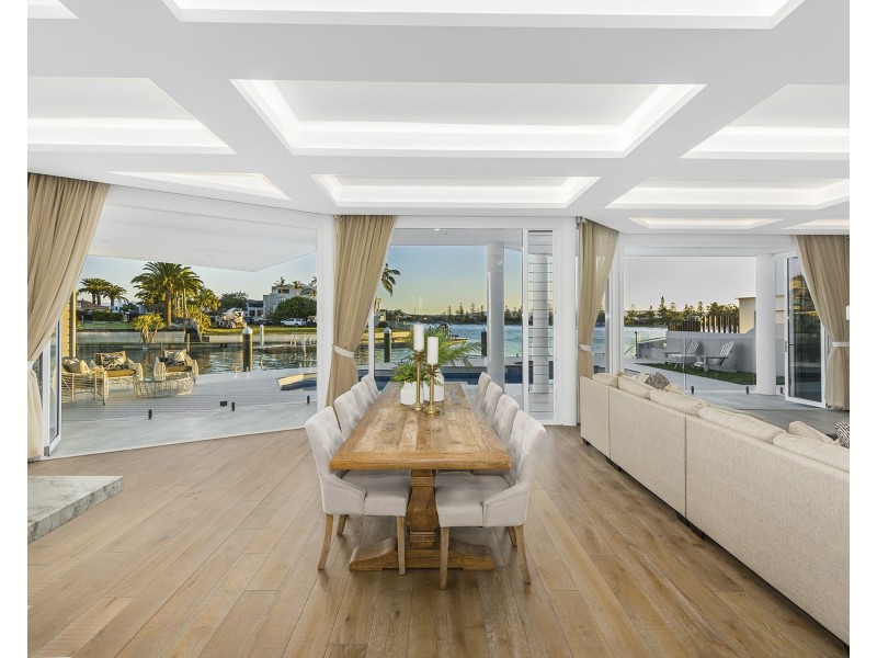 9 Brittanic Crescent, Sovereign Islands QLD 4216