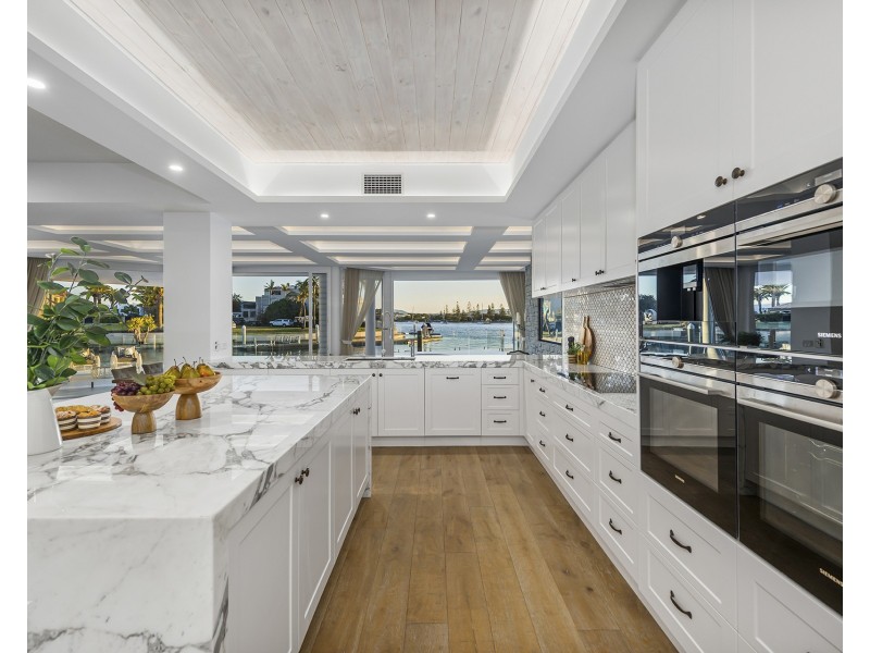 9 Brittanic Crescent, Sovereign Islands QLD 4216