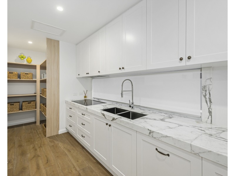 9 Brittanic Crescent, Sovereign Islands QLD 4216