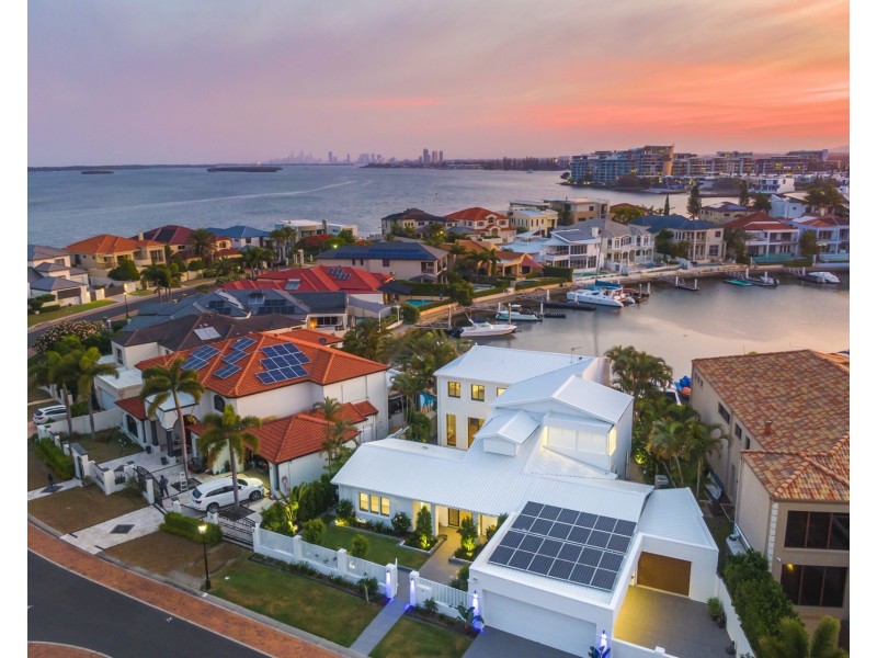 2 Queen Guineveres Place, Sovereign Islands QLD 4216