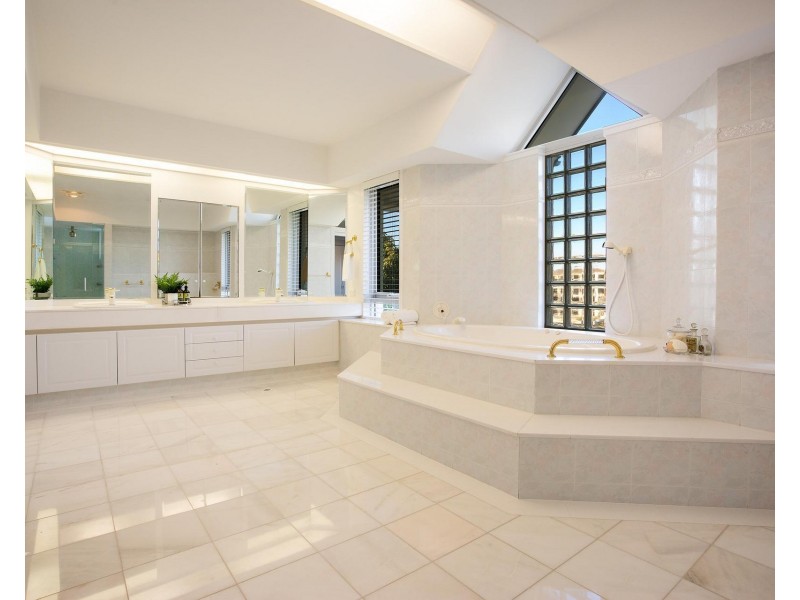 28 Excalibur Court, Sovereign Islands QLD 4216