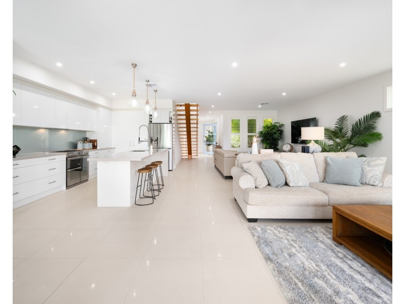 10 Quayside Drive, Helensvale QLD 4212