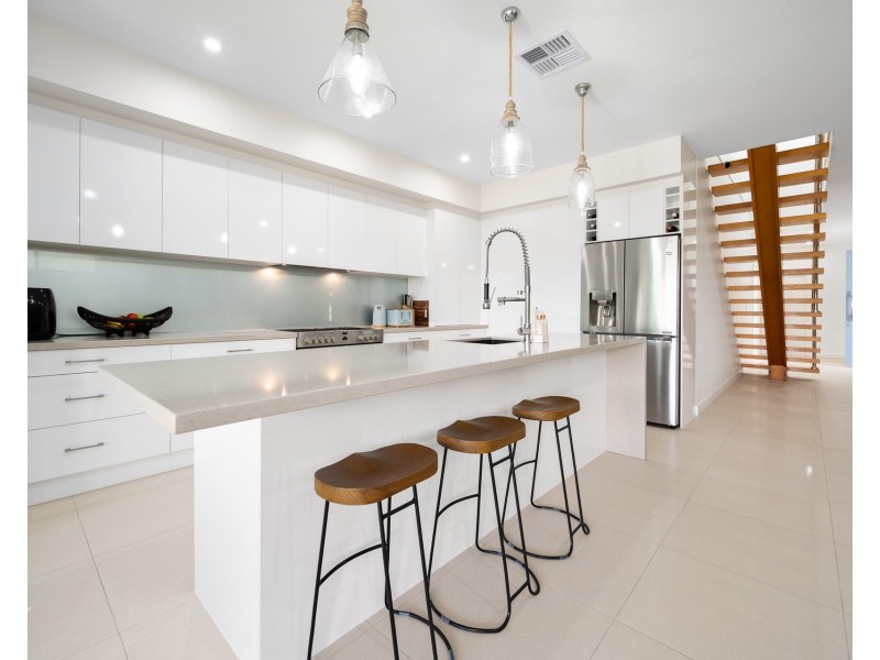 10 Quayside Drive, Helensvale QLD 4212