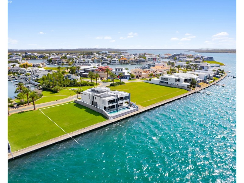 11 Parklane Terrace, Sovereign Islands QLD 4216