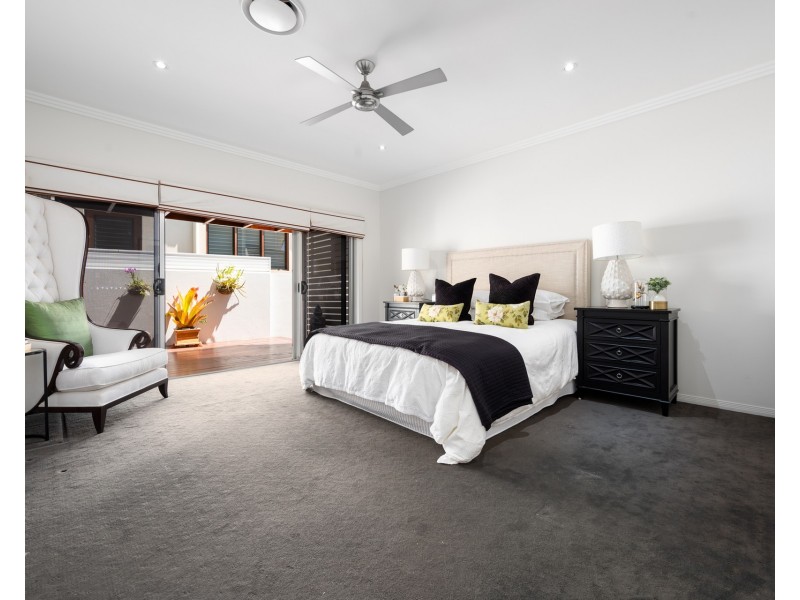 33 The sovereign Mile, Sovereign Islands QLD 4216